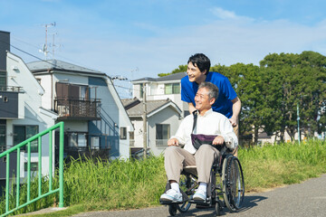 Poster - 介護、高齢者、デイサービス、ホームヘルパー、笑顔、ポジティブ、介護士、ボランティア、車いす、障がい者、車椅子、障害、看護、介護福祉士、ウェルネス、励ます、応援、サポート、サービス、支援、屋外、外出、レク、施設、老人ホーム、散歩、自然、新緑、環境、青空、グリーン、仕事、職業、アルバイト、コピースペース、会話、元気、老人、お年寄り、シニア、ヘルスケア、バリアフリー、男性、日本人、デイケア、ヘルパー、訪