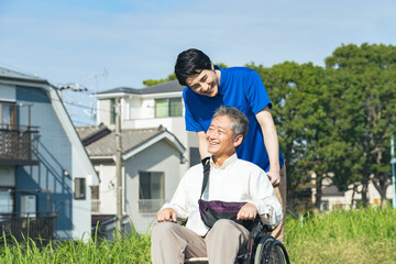 Poster - 介護、高齢者、デイサービス、ホームヘルパー、笑顔、ポジティブ、介護士、ボランティア、車いす、障がい者、車椅子、障害、看護、介護福祉士、ウェルネス、励ます、応援、サポート、サービス、支援、屋外、外出、レク、施設、老人ホーム、散歩、自然、新緑、環境、青空、グリーン、仕事、職業、アルバイト、コピースペース、会話、元気、老人、お年寄り、シニア、ヘルスケア、バリアフリー、男性、日本人、デイケア、ヘルパー、訪