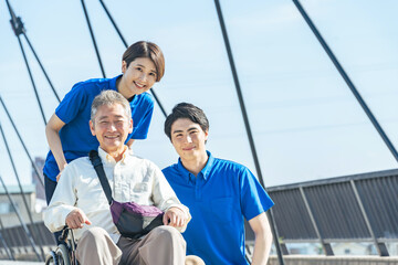 Poster - 介護士、介護、お年寄り、高齢者、車椅子、青空、笑顔、福祉、ヘルパー、デイサービス、デイケア、ホームヘルパー、外出、レク、ポジティブ、ウェルネス、仕事、職業、アルバイト、人材、日本人、男性、女性、グループ、スタッフ、サポート、支援、思いやり、信頼、介護福祉士、元気、カメラ目線、都市、屋外、散歩、障がい者、障害、歩道、施設、健康、リハビリ、老後、老人、老人ホーム、患者、看護、医療、理学療法士、車いす、