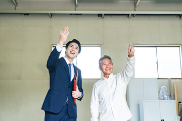 Poster - 不動産、物件、内見、内覧、買取、査定、笑顔、ポジティブ、リフォーム、改装、店舗、倉庫、工場、空き家、住宅、指示、打ち合わせ、販売、スケルトン、工事、営業、ビジネスパーソン、ビジネスマン、男性、日本人、シニア、大家、オーナー、案内、紹介、仲介、業者、会社、賃貸、譲渡、明るい、元気、発注、注文、開業、下見、指さす、目標、説明、中古、売却、喜ぶ、嬉しい、希望、人物