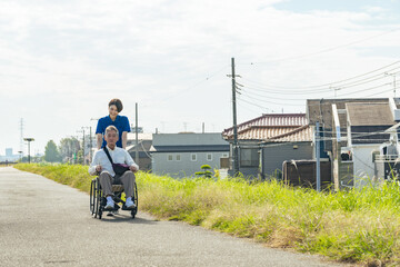 Poster - 介護、車椅子、介護士、ヘルパー、外出、屋外、歩道、サポート、デイサービス、シニア、高齢者、お年寄り、老人ホーム、施設、デイケア、レク、住宅街、公園、道、散歩、自然、青空、コピースペース、福祉、ウェルネス、障害、障がい者、ボランティア、女性、男性、日本人、サービス、支援、フレイル、サルコペニア、哀愁、高齢化社会、老後、終活、ホームヘルパー、風景、広角、看護、見守り、リハビリ、介護福祉士、ライフスタイ
