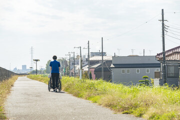 Poster - 介護、車椅子、介護士、ヘルパー、後ろ姿、外出、屋外、歩道、サポート、デイサービス、シニア、高齢者、お年寄り、老人ホーム、施設、デイケア、レク、住宅街、公園、道、散歩、自然、青空、コピースペース、背中、福祉、ウェルネス、障害、障がい者、ボランティア、女性、男性、日本人、サービス、支援、フレイル、サルコペニア、哀愁、高齢化社会、老後、終活、ホームヘルパー、風景、広角、看護、見守り、介護福祉士、遠近感、