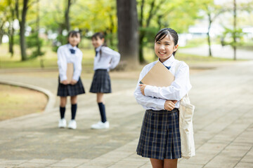 Wall Mural - 制服を着た笑顔の学生	