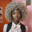 © patypixie - Una mujer afroamericana llena de belleza y alegría, que transmite dulzura en su atuendo.