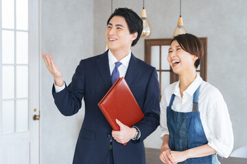 Poster - 物件、テナント、不動産、内見、内覧、笑顔、賃貸、仲介、業者、紹介、案内、店舗、説明、開業、改装、リフォーム、相談、日本人、女性、男性、自営業、店長、部屋、ショップ、カフェ、内装、営業、ビジネスマン、ビジネスパーソン、住宅、建築、オフィス、アトリエ、工房、独立、打ち合わせ、見学、居抜き、設計、インテリア、コーディネーター、店員、スタッフ、ビジネス、査定、販売、管理、サブリース、出店、人物