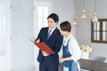 Poster - テナント、物件、内装、飲食店、レストラン、カフェ、経営、アドバイザー、コンサル、コンサルタント、コンサルティング、仲介、紹介、案内、不動産、店舗、内見、内覧、相談、営業、業者、改装、リフォーム、日本人、男性、女性、店長、開業、モデルルーム、モデルハウス、主婦、エプロン、アルバイト、パート、仕事、スキマバイト、スポットワーク、説明、ビジネスパーソン、ビジネスマン、店員、スタッフ、職場、ウェイトレス、