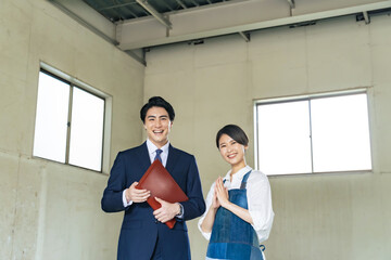 Poster - 不動産、テナント、仲介、業者、コンサル、アドバイザー、ショップ、店舗、改装、リノベーション、リノベ、リフォーム、男性、女性、日本人、笑顔、満足、納得、期待、楽しみ、倉庫、清掃、営業、ビジネスパーソン、ビジネスマン、銀行員、紹介、パートナー、サポート、顧客、サービス、空き家、廃屋、物件、賃貸、コンサルタント、コンサルティング、融資、店長、経営、査定、買取、店員、中古、ビジネス、内見、ローン、リース、