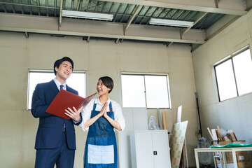 Poster - 不動産、テナント、内見、リフォーム、改装、リノベーション、仲介、紹介、営業、業者、物件、店舗、相談、説明、ビジネス、ビジネスパーソン、ビジネスマン、開業、カフェ、飲食店、レストラン、店長、店員、倉庫、清掃、アルバイト、物置、笑顔、期待、会話、商談、交渉、賃貸、中古、男性、女性、日本人、エプロン、工房、アパート、内覧、案内、屋内、工場、内装、部屋探し、空き家、銀行、融資、人物