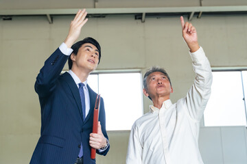 Poster - 内見、内覧、物件、案内、不動産、見積もり、説明、業者、リフォーム、改装、交渉、男性、日本人、建物、ビル、倉庫、店舗、営業、シニア、高齢者、オーナー、大家、ビジネス、ビジネスパーソン、賃貸、販売、中古、スケルトン、内装、工事、原状回復、点検、住宅、リニューアル、老朽化、修繕、工場、建設、建築、設計、居抜き、相談、ビジネスマン、管理、仕事、笑顔、ポジティブ、引っ越し、室内、人物