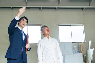 Poster - 内見、内覧、物件、案内、不動産、見積もり、説明、業者、リフォーム、改装、交渉、男性、日本人、建物、ビル、倉庫、店舗、営業、シニア、高齢者、オーナー、大家、ビジネス、ビジネスパーソン、賃貸、販売、中古、スケルトン、内装、工事、原状回復、点検、住宅、リニューアル、老朽化、修繕、工場、建設、建築、設計、アパート、相談、ビジネスマン、管理、仕事、笑顔、ポジティブ、引っ越し、室内、人物