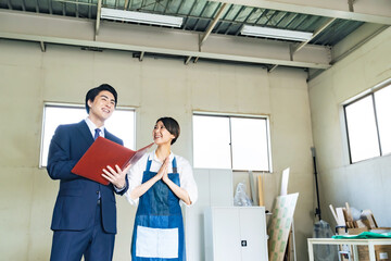 Poster - 改装、リフォーム、不動産、店舗、店長、仲介、テナント、ショップ、飲食店、内見、リノベーション、紹介、営業、業者、物件、相談、説明、ビジネス、ビジネスパーソン、ビジネスマン、開業、カフェ、レストラン、店員、倉庫、清掃、アルバイト、物置、笑顔、期待、会話、商談、賃貸、中古、貸倉庫、男性、女性、日本人、エプロン、工房、アトリエ、内覧、案内、屋内、工場、スケルトン、内装、部屋探し、空き家、人物