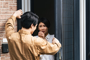 Aufkleber - 強盗、詐欺、闇バイト、押し入る、玄関、訪問、セールス、被害、犯罪、危険、リスク、ストーカー、セキュリティ、警備、安全、不安、心配、男性、主婦、作業員、日本人、女性、暴力、住宅、住民、迷惑、防犯、脅迫、脅し、驚く、ショック、盗難、業者、困る、トラブル、苦情、点検、修理、メンテナンス、検査、工事、侵入、強引、悪人、通報、不審者、民家、DV、治安、人物