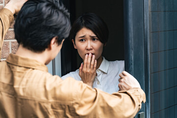 Aufkleber - 強盗、闇バイト、ストーカー、女性、男性、玄関、住宅、押し入る、詐欺、犯罪、被害者、主婦、暴力、DV、驚く、怖い、恐怖、怖がる、ホラー、リスク、防犯、心配、不安、一人暮らし、危険、迷惑、脅迫、脅し、業者、作業員、苦情、点検、工事、ショック、トラブル、問題、検査、メンテナンス、セールス、訪問、押し売り、困る、民家、住民、通報、侵入、治安、対策、不審者、人物