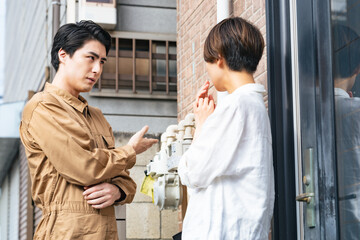 Aufkleber - 業者、点検、作業員、詐欺、トラブル、メンテナンス、注意、工事、交換、説明、検査、住宅、営業、セールス、メーター、電気、水道、検針、迷惑、不安、脅し、脅迫、心配、セキュリティ、防犯、会話、玄関、設備、故障、修理、修繕、会社、闇バイト、女性、男性、日本人、アドバイス、サポート、訪問、派遣、ぼったくり、悪徳、見積もり、水回り、リフォーム、手抜き、高額、職人、警告、人物