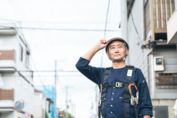 Aufkleber - シニア、作業員、安全、防災、建設、工事、現場、建築、電力、住宅、大工、道路、インフラ、保守、男性、日本人、職人、仕事、職業、修理、修繕、復旧、復興、災害、配管、ヘルメット、危険、下請け、親方、中小企業、ベテラン、人材、シルバー、作業服、エンジニア、技師、技能職、フルハーネス、消防、レスキュー隊、シリアス、住宅街、会社、施工、業者、工務店、電気、プロフェッショナル、働く、人物