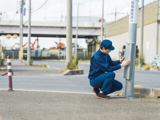 Poster - 事故、現場検証、確認、チェック、保険、スタッフ、交通、道路、職員、警察、警官、鑑識、当て逃げ、証拠、捜査、事件、ひき逃げ、現場、検証、電柱、公共物、自損、器物損壊、賠償、修理、工事、作業員、建設、設置、産業、歩道、安全、危険、曲がる、衝突、屋外、仕事、職業、男性、日本人、作業服、設備、業務、事業、行政、役所、通報、都市、街、人物