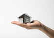 © keisuke - 平屋の住宅模型を持つ手