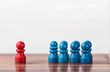 © Hanna - Mehrere Spielfiguren und eine Spielfugur in einer anderen Farbe die abseits steht