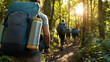 © BONI - Grupo de personas haciendo senderismo en un bosque denso con mochilas, iluminados por la luz del sol al amanecer.