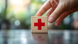 © Augusto - Main propulsant le signe vert de confirmation devant le croix rouge : une approbation sans faille pour votre projet daffaires.