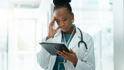 Aufkleber - Black woman, doctor and worried with tablet at hospital on internet for busy schedule and appointment. Female person, employee and stress at clinic for telehealth with bad reviews or patient feedback