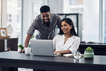 Aufkleber - Business people, laptop and mentor for project in office, online research and support with journalism. Employees, collaboration and manager training or feedback on article and talking in workplace