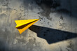 © Cedric - Flugzeugmodell aus Papier auf grauem Hintergrund