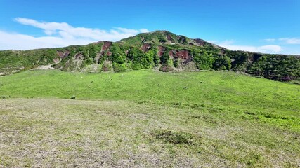 Poster - 風景、草千里、阿蘇、草原、景色、草千里ヶ浜、熊本、高原、青空、大地、自然、観光、旅行、観光地、名所、観光客、環境、広い、広大、壮大、ダイナミック、人々、火山、野原、公園、山地、山岳、ピクニック、ハイキング、晴れ、雄大、登山、阿蘇山、日本、エコロジー、芝生、アウトドア、レジャー、散歩、パノラマ、展望、行楽地、旅行者、広角、グリーン、サステナビリティ、地平線、トレッキング、パンニング、人物