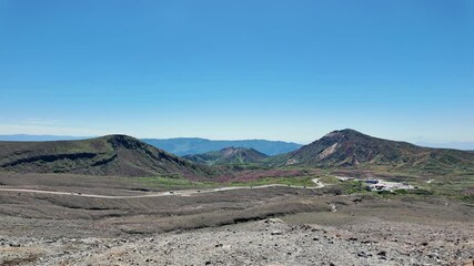 Aufkleber - 風景、阿蘇、阿蘇山、山岳、景色、高原、青空、展望、自然、環境、眺め、大地、絶景、道路、日本、火山、熊本、火山灰、溶岩、地平線、パノラマ、旅行、観光、観光地、イメージ、コピースペース、晴れ、気象、気候、砂千里ヶ浜、荒野、高地、山地、新緑、グリーン、エコロジー、地球環境、環境保護、気候変動、サステナブル、SDGs、サステナビリティ、森林限界、美しい、天気、険しい、天候、砂漠、登山、山頂