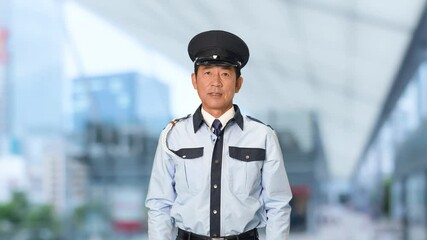 Leinwandbilder - 警備員、警察官、セキュリティ、警察、会話、話す、職務質問、職質、防犯、声かけ、捜査、聞き込み、事情聴取、訪問、警備、警備会社、防災、パトロール、制服、守衛、ガードマン、門番、お巡りさん、交番、職業、仕事、アルバイト、中年、ミドルエイジ、男性、日本人、巡回、監視、取り締まり、見守り、安全、通報、警戒、カメラ目線、道案内、派遣、スローモーション、駅、駅前、都市、啓発、治安、社会、都会、人物