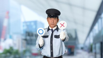 Leinwandbilder - 警備員、警察官、セキュリティ、警察、パトロール、男性、NG、ダメ、警告、違反、違法、却下、ルール、法律、間違い、警備、警備会社、防犯、制服、守衛、税関、お巡りさん、交番、公務員、職員、巡査、職業、仕事、アルバイト、中年、ミドルエイジ、日本人、監視、取り締まり、見守り、安全、安心、通報、バツ、罰則、罰金、スローモーション、駅、駅前、都市、治安、社会、都会、繁華街、人物