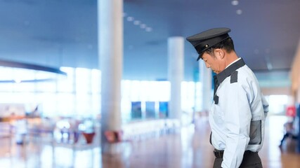 Leinwandbilder - 警察官、警察、警備員、パトロール、男性、警官、セキュリティ、制服、警備、日本人、見張り、守衛、門番、監視、警戒、見守り、立つ、横顔、検問、警備会社、防犯、防災、ガードマン、お巡りさん、交番、巡査、保安、職業、仕事、アルバイト、中年、ミドルエイジ、見回り、巡回、取り締まり、安全、イベント、税関、通関、公務員、ホームセキュリティ、スローモーション、施設、ビル、ホール、レストラン、ラウンジ、病院、美術館