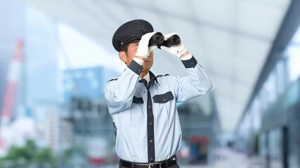 Leinwandbilder - 警備員、男性、警察、警察官、双眼鏡、監視、警戒、警備、観察、パトロール、巡回、日本人、セキュリティ、警備会社、防犯、防災、制服、守衛、ガードマン、門番、見回り、取り締まり、見守り、安全、職業、仕事、アルバイト、中年、ミドルエイジ、見る、探す、探索、捜索、発見、インフラ、老朽化、現場、建設、望遠鏡、見張る、上半身、スローモーション、駅、駅前、都市、治安、社会、都会、繁華街、人物