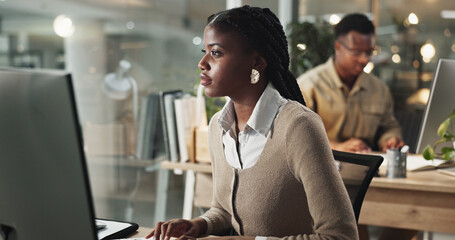 Aufkleber - Business, thinking and woman with computer, online reading and planning with website info. Person, journalist and employee with pc, internet and decision with choice, research for article and editing