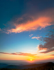 Fototapete - Atardecer cielo de color azul nubes de color naranja.