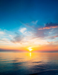Fototapete - Atardecer de mar y cielo de color azul.