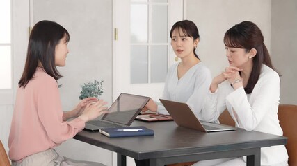 Aufkleber - 会議、ミーティング、女性、相談、ビジネス、打ち合わせ、チーム、同僚、話す、日本人、チームワーク、会話、面談、オフィス、仕事、職場、おしゃべり、休憩、ノートパソコン、PC、笑顔、会議室、レンタルスペース、ビジネスウーマン、キャリアウーマン、アドバイザー、働く、グループ、協力、プロジェクト、女子、会社員、企業、三人、サポート、パートナー、経営、マネジメント、開発、研修、指導、上司、部下、人材、テーブル