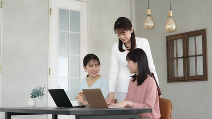 Poster - 女性、ビジネス、仕事、会議、ビジネスウーマン、ミーティング、同僚、指導、研修、オフィス、ビジネスシーン、チームワーク、人材、日本人、上司、部下、会社、レッスン、スクール、ノートパソコン、PC、IT、DX、ERP、クラウド、笑顔、相談、支援、サポート、室内、インテリア、働く、デジタル、指示、経営、マネジメント、管理職、グループ、複数、多人数、カジュアル、エンジニア、システム、開発、会話、派遣、教育、