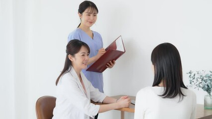 Aufkleber - 患者、問診、医師、女性、女医、診察、看護師、診療、カウンセリング、医療、病院、日本人、健診、婦人科、産婦人科、レディースクリニック、カウンセラー、相談、治療、白衣、メディカル、アドバイス、アドバイザー、セラピスト、セラピー、産業医、ヘルスケア、健康、医療従事者、会話、婦人病、フェムテック、面談、話す、説明、ビューティー、クリニック、笑顔、コピースペース、美容、エステ、エステティシャン、診察室、診断