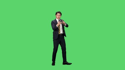 Leinwandbilder - スマホを使いながらダンスする男性ビジネスパーソンの全身動画　クロマキー合成用グリーンバック映像