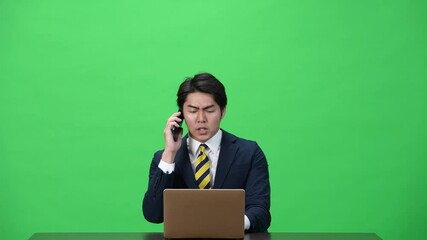 Leinwandbilder - ノートパソコンとスマホを使いながらダンスする男性ビジネスパーソン　クロマキー合成用グリーンバック映像