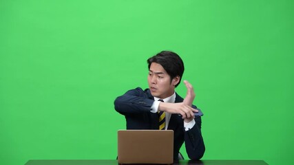 Fototapete - ノートパソコンとスマホを使いながらダンスする男性ビジネスパーソン　クロマキー合成用グリーンバック映像