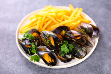 Wall Mural - mussels and french fries on plate