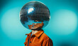 © sweasy - Ein Mann mit Hemd und einer Discokugel auf dem Kopf, Schlagerfan, blauer Hintergrund mit copy space