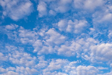 cielo azul y nubes