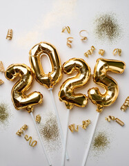 Fototapete - gold number balloons 2025 are placed on a white background