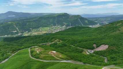 Wall Mural - 空撮、風景、景色、自然、丘陵、草原、森林、ドローン、俯瞰、パノラマ、ハイアングル、展望、鳥瞰図、上から見た、見下ろす、地平線、景観、環境、エコロジー、エコシステム、SDGs、サステナビリティ、地球環境、環境保護、気候変動、サステナブル、持続可能な開発目標、グリーントランスフォーメーション、GX、ESG投資、CSR、TCFD、道路、丘、丘陵地帯、山地、山林、新緑、春、夏、植物、グリーン、谷、迫力、野