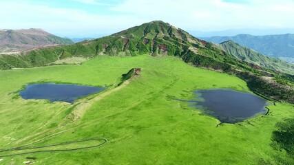 Poster - 空撮、牧場、景色、風景、草原、自然、環境、ドローン、草千里、阿蘇、観光、旅行、観光地、名所、牧草地、放牧、池、山林、高原、レジャー、道路、青空、展望、パノラマ、SDGs、サステナビリティ、サステナブル、エコロジー、大自然、俯瞰、迫力、眺望、景観、自動車、山地、山岳、グリーン、新緑、日本、ESG、CSR、GX、SX、ハイアングル、春、夏、くじゅう国立公園、絶景、エコシステム、鳥瞰図
