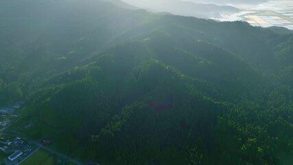 Poster - 空撮、景色、風景、大地、自然、環境、ドローン、壮大、絶景、森林、山林、丘、丘陵地帯、高地、高原、崖、山野、裾野、青空、新緑、グリーン、エコロジー、エコシステム、地球環境、環境保護、気候変動、サステナブル、SDGs、持続可能な開発目標、サステナビリティ、俯瞰、ハイアングル、展望、パノラマ、見下ろす、地平線、景観、冒険、迫力、山岳、日本、観光、旅行、ダイナミック、都市、街、農村、山嶺、丘陵、鳥瞰図