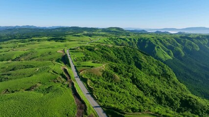 Poster - 空撮、風景、景色、道路、高原、平原、ドローン、自然、旅行、環境、グリーン、SDGs、サステナビリティ、青空、パノラマ、展望、地平線、俯瞰、ハイアングル、上から見た、見下ろす、景観、迫力、絶景、台地、大地、新緑、エコロジー、エコシステム、地球環境、環境保護、気候変動、サステナブル、持続可能な開発目標、グリーントランスフォーメーション、GX、SX、ESG投資、CSR、高地、山地、ダイナミック、地球、草